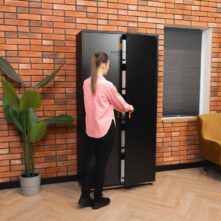 schwarzer Kleiderschrank mit Holz