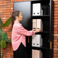 Schrank mit vielen Einlegeböden