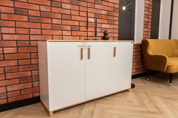 weiße breite Kommode mit Holz