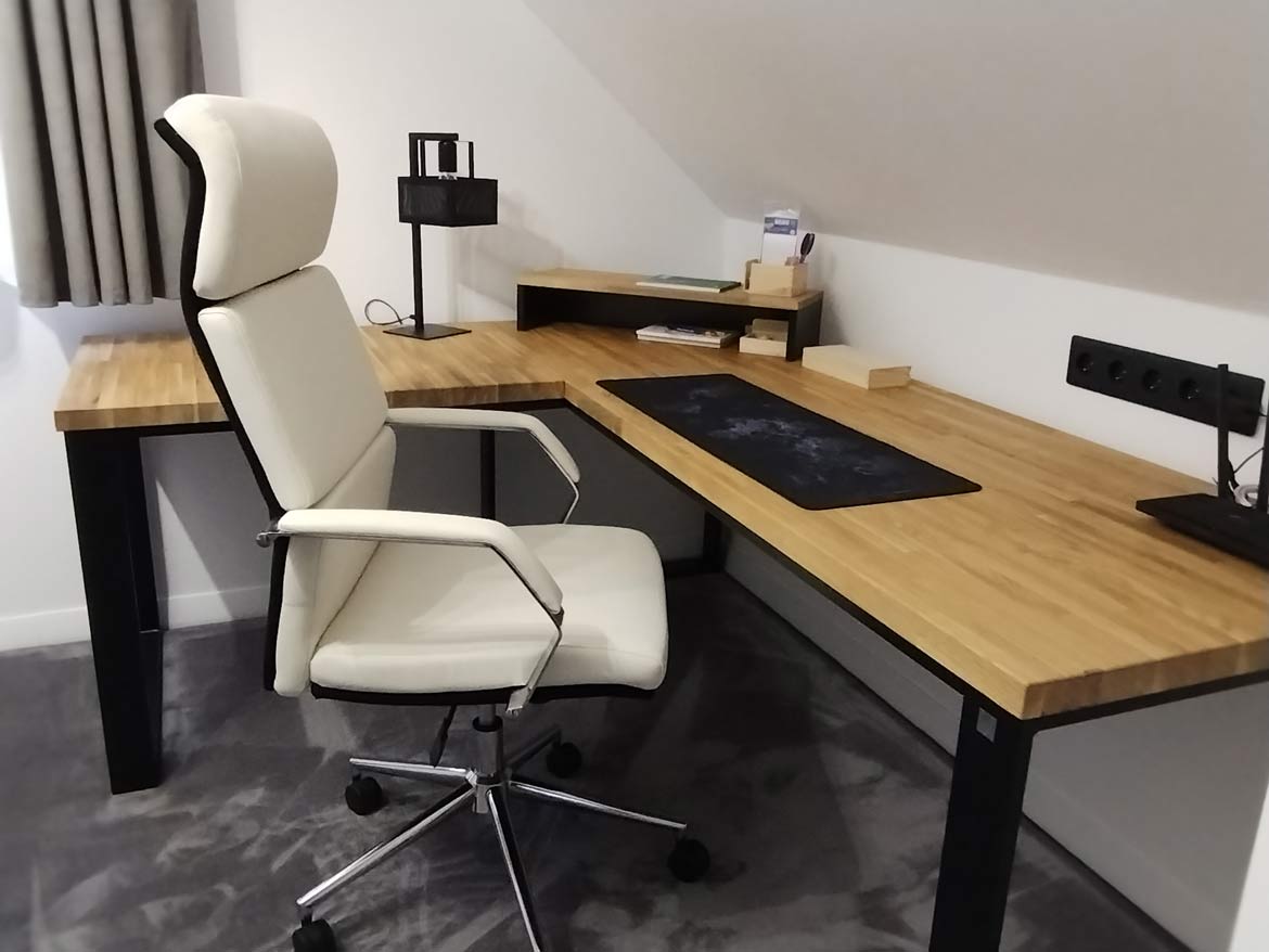 Wie man einen Schreibtisch in einem kleinen Büro einrichtet - ein Beispiel für eine kompakte Lösung