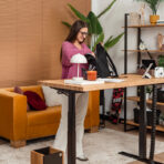 biurko z regulacją wysokości dla ucznia