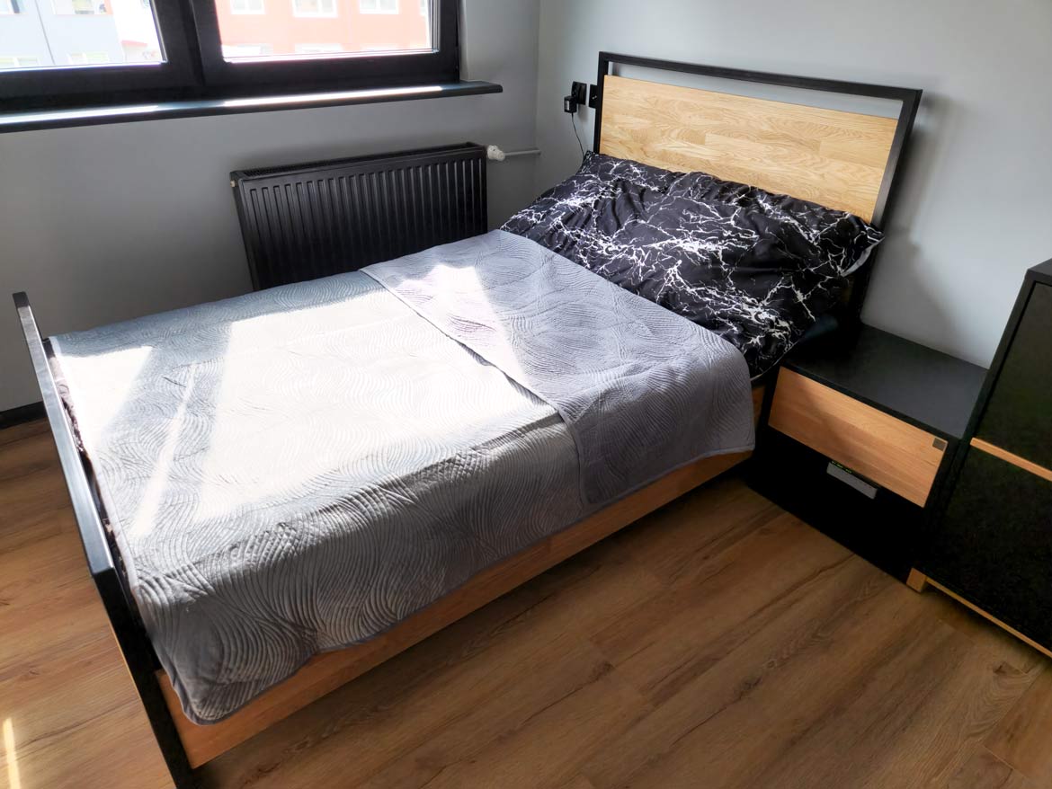 Schlafzimmerbett aus Holz und Metall