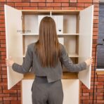 weißer abschließbarer Schrank, Vorderansicht