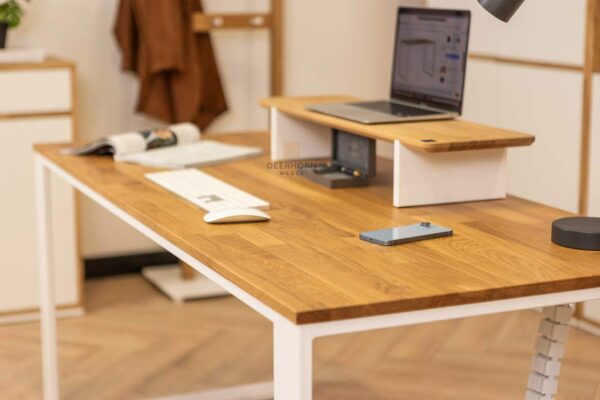 weißer Schreibtisch mit Holzplatte auf weißen Metallbeinen