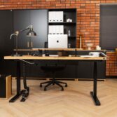 Verstellbarer Schreibtisch 160x70 mit schwarzem elektrischem Gestell