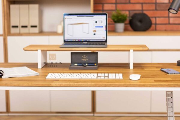 Schreibtisch mit Laptop-Ständer