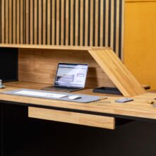 Empfangstheke aus Holz mit Holzaufsatz