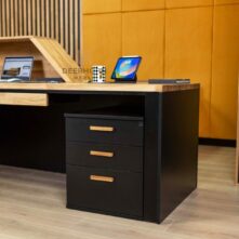 Sockel mit drei Schubladen