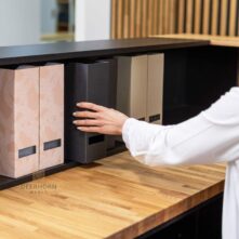 Empfangstresen mit Holzplatte für Akten