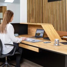 Empfangstresen schwarz mit Holz