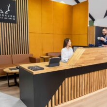 Eck-Empfangstheke mit Holzlatten