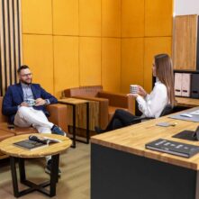 moderner Empfangstresen aus Eichenholz