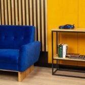 kleines wohnzimmersofa mit holzbeinen