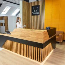 Empfangstheke aus Holz schwarz Ecke