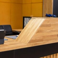 moderner Empfangstresen mit Holzanbau