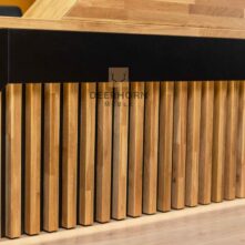 Empfangstheke mit Holzlatten