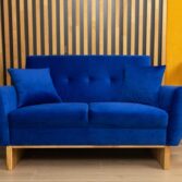 kobaltfarbenes Zweisitzer-Sofa mit Holzbeinen
