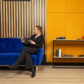 blau gepolstertes Sofa, Vorderansicht