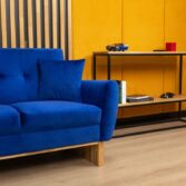 kobaltblaues Velours-Sofa mit Kissen