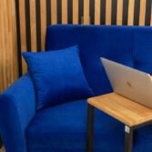sofa mit kissen