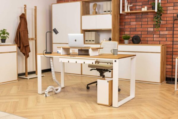 weißer Schreibtisch mit Eichenplatte