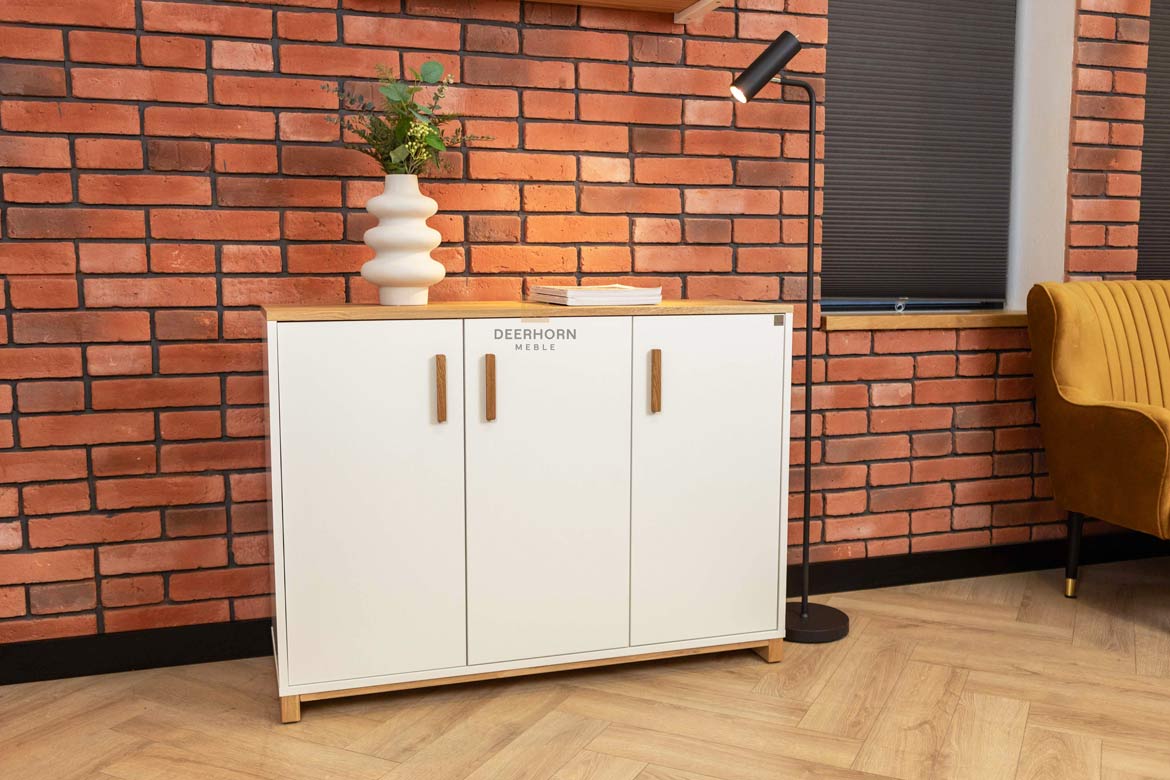 stilvolle elegante weiße Kommode mit Holz