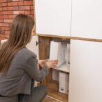 abschließbarer Schrank mit Regalen für das Büro
