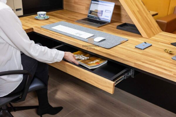 Schreibtischschublade mit Holzfront