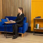 bequeme Loungesofas mit Holzbeinen