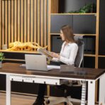 weißer Bürotisch mit brauner Platte