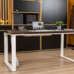 weißer Schreibtisch auf Metallbeinen in Weiß