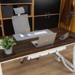 weißer Schreibtisch mit brauner Platte auf weißen Metallbeinen