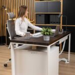 weißer Schreibtisch mit Holzplatte und Sockel