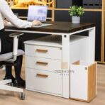 weißer Schreibtisch mit Schubladen und weißem Sockel