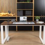 weißer Holzschreibtisch mit brauner Platte