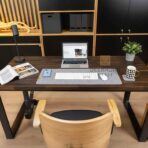 Büroschreibtische schwarz mit brauner Platte