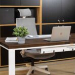 Holzschreibtische mit brauner Platte und weißen Beinen