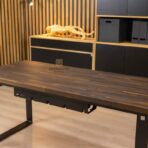 Büroschreibtische aus Holz mit einer braunen Platte