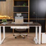 Loft-Schreibtische mit weißen Beinen und Holzbeinen