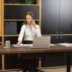 loft holzschreibtische mit braunen platten