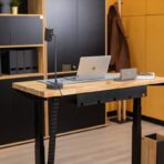 höhenverstellbare Schreibtische mit Holzauflagen
