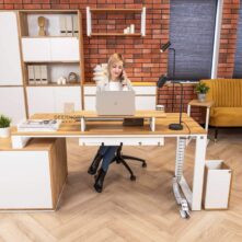 großer weißer Schreibtisch mit Rollcontainer