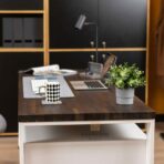 großer weißer Schreibtisch mit brauner Platte