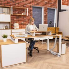 weißer moderner Schreibtisch mit Holzplatte