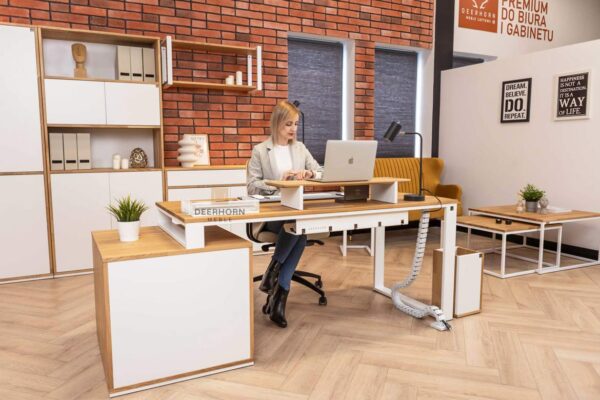 weißer moderner Schreibtisch mit Holzplatte