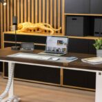 weißer skandinavischer Schreibtisch mit brauner Platte