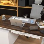 weißer Schreibtisch mit braunem Holz