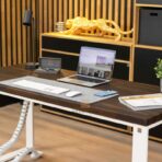 weißer Schreibtisch mit braunem Holz