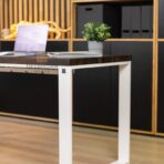 weißer Schreibtisch mit Holzplatte