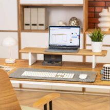 weißer Schreibtisch mit Monitorständer